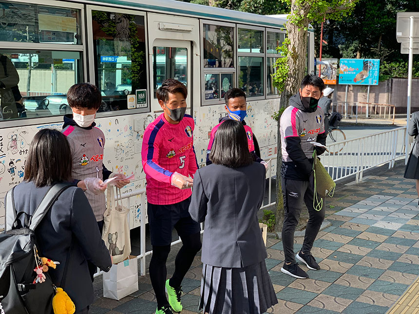 津駅前にてピンクシャツ運動実施
